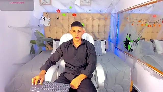 Snapshot of Alex_cute77 chatting on 10/25/25, 11:09 Alex cute77 online show from 10/25/25, 11:09