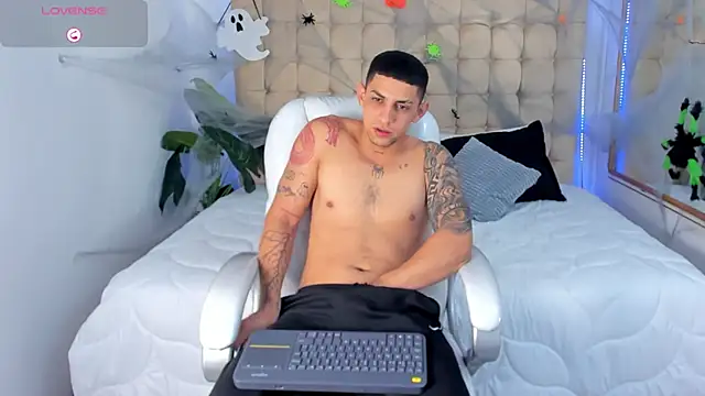 Snapshot of Alex_cute77 chatting on 10/22/25, 12:59 Alex cute77 online show from 10/22/25, 12:59