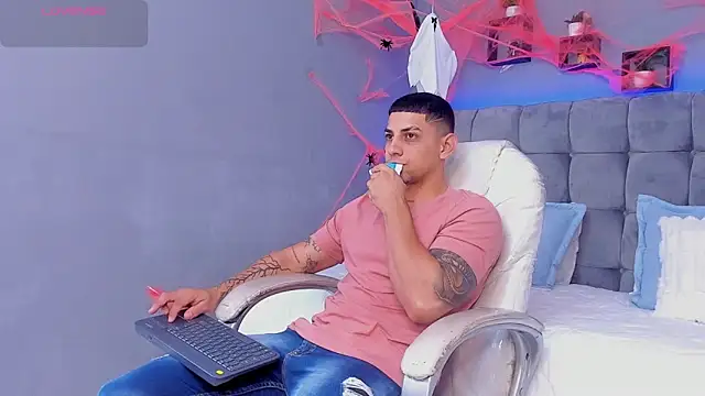 Snapshot of Alex_cute77 chatting on 10/30/25, 12:14 Alex cute77 online show from 10/30/25, 12:14