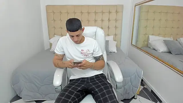 Snapshot of Alex_cute77 chatting on 12/15/25, 11:38 Alex cute77 online show from 12/15/25, 11:38