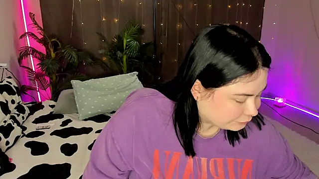 Snapshot of Akemi_BBW chatting on 10/17/25, 06:43 Akemi BBW online show from 10/17/25, 06:43