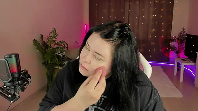 Snapshot of Akemi_BBW chatting on 09/20/25, 02:11 Akemi BBW online show from 09/20/25, 02:11