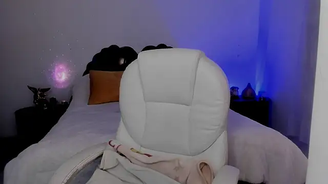 Snapshot of emilydolshe2 chatting on 11/20/25, 01:56 emilydolshe2 online show from 11/20/25, 01:56