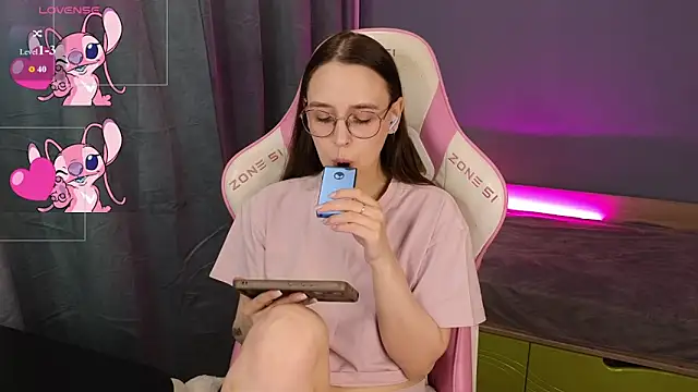 Snapshot of Sweet_frosti chatting on 06/27/26, 03:23 Sweet frosti online show from 06/27/26, 03:23