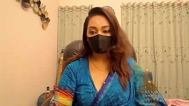 Snapshot of OH-Monica chatting on 11/13/25, 12:47 OH-Monica online show from 11/13/25, 12:47