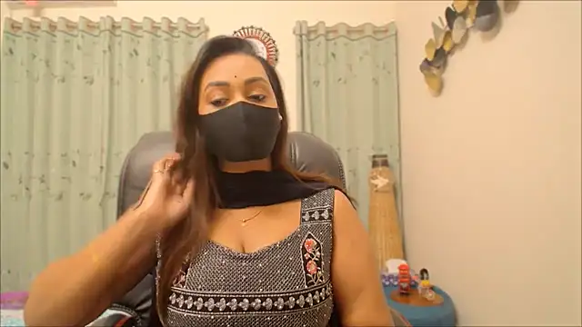 Snapshot of OH-Monica chatting on 12/15/25, 08:47 OH-Monica online show from 12/15/25, 08:47