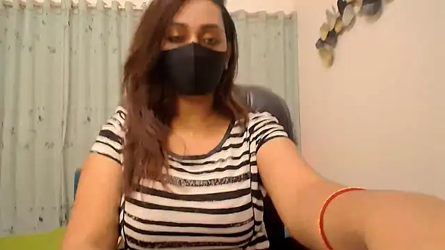 Snapshot of OH-Monica chatting on 11/23/25, 11:48 OH-Monica online show from 11/23/25, 11:48