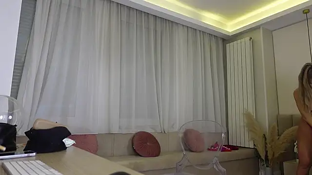 Snapshot of HaileyRoses chatting on 10/18/25, 04:58 HaileyRoses online show from 10/18/25, 04:58