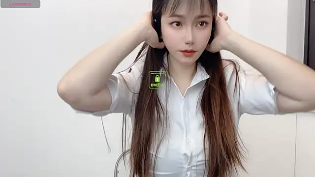 Snapshot of LIsha--170 chatting on 02/17/25, 01:22 LIsha--170 online show from 02/17/25, 01:22