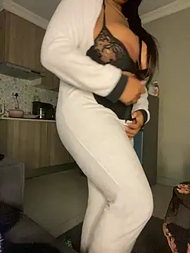 YellowHoneyDip online show from 04/15/26, 06:56