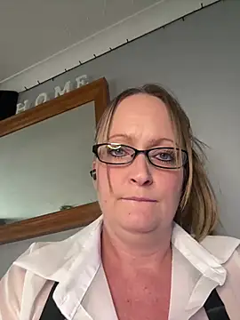 Snapshot of HoneyBluex chatting on 02/26/26, 01:11 HoneyBluex online show from 02/26/26, 01:11