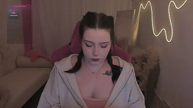 CoralineKeyns online show from 02/11/26, 05:40