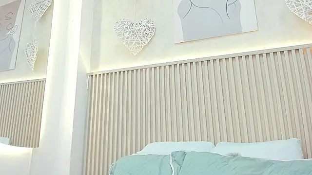 daiana curly online show from 04/15/26, 07:18