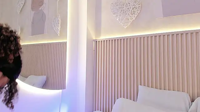 daiana curly online show from 02/06/26, 07:54