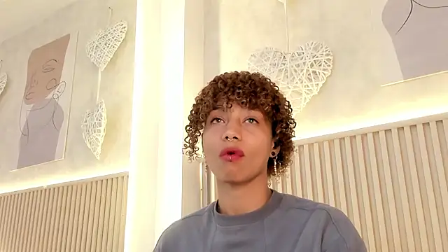 Snapshot of daiana_curly chatting on 07/13/26, 08:19 daiana curly online show from 07/13/26, 08:19