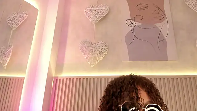 Snapshot of daiana_curly chatting on 06/25/26, 08:25 daiana curly online show from 06/25/26, 08:25