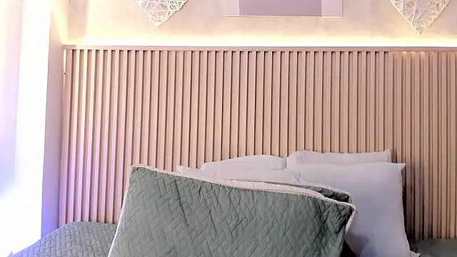 daiana curly online show from 11/24/25, 07:47