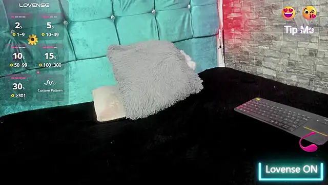 Snapshot of Cloee66 chatting on 10/21/25, 02:49 Cloee66 online show from 10/21/25, 02:49