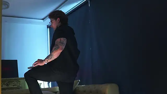 dantecoppolaa  online show from 10/11/25, 08:54