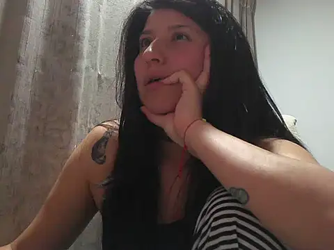 Snapshot of has_Zky chatting on 11/19/25, 04:23 has Zky online show from 11/19/25, 04:23