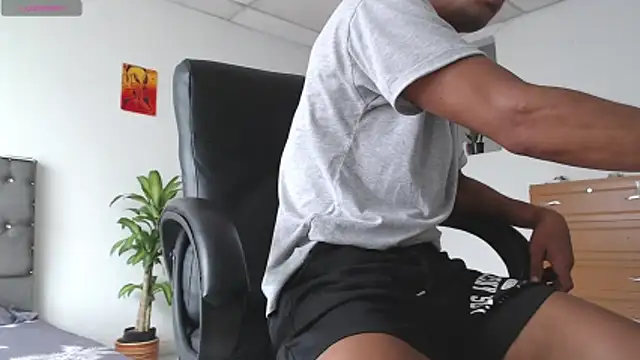 Snapshot of Aaronblack1_ chatting on 11/14/25, 02:54 Aaronblack1 online show from 11/14/25, 02:54