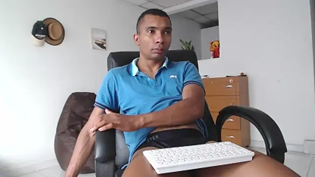 Snapshot of Aaronblack1_ chatting on 11/05/25, 01:03 Aaronblack1 online show from 11/05/25, 01:03