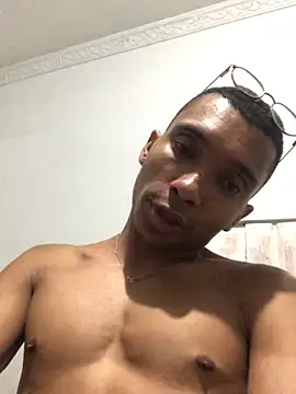 Snapshot of Aaronblack1_ chatting on 03/19/25, 04:03 Aaronblack1 online show from 03/19/25, 04:03