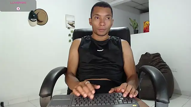 Snapshot of Aaronblack1_ chatting on 09/18/25, 08:39 Aaronblack1 online show from 09/18/25, 08:39
