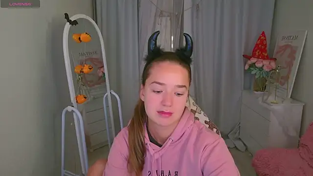 LovelyJessie online show from 10/29/25, 04:17