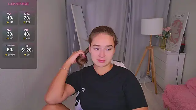 Snapshot of LovelyJessie chatting on 04/14/26, 02:11 LovelyJessie online show from 04/14/26, 02:11