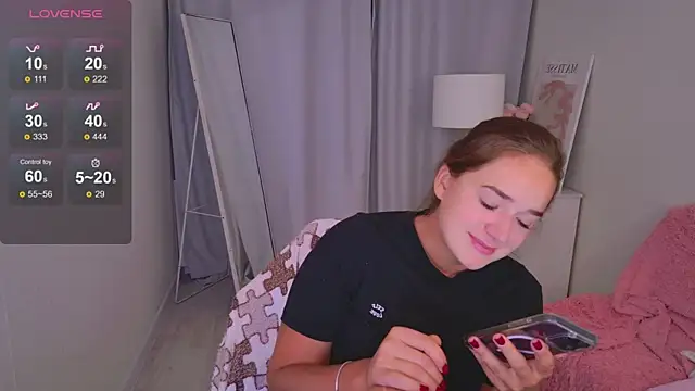 Snapshot of LovelyJessie chatting on 04/13/26, 01:48 LovelyJessie online show from 04/13/26, 01:48