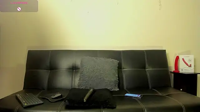 Julieta Wall  online show from 02/25/25, 11:04