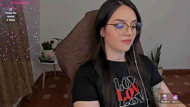 Snapshot of anaveleeez chatting on 12/19/24, 02:34 anaveleeez online show from 12/19/24, 02:34