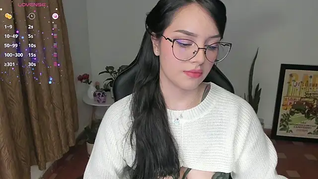 Snapshot of anaveleeez chatting on 10/11/25, 02:12 anaveleeez online show from 10/11/25, 02:12