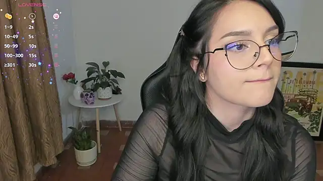 Snapshot of anaveleeez chatting on 10/15/25, 02:21 anaveleeez online show from 10/15/25, 02:21