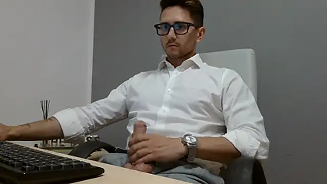 Snapshot of masterboss_ chatting on 07/13/26, 11:31 masterboss online show from 07/13/26, 11:31
