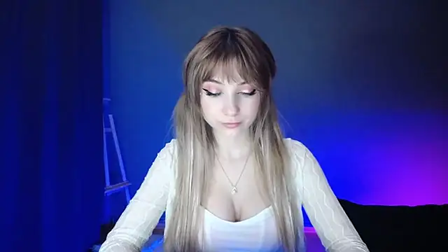 Snapshot of LuciaYoung chatting on 03/11/25, 07:25 LuciaYoung online show from 03/11/25, 07:25