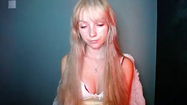 Snapshot of LuciaYoung chatting on 09/13/25, 06:41 LuciaYoung online show from 09/13/25, 06:41