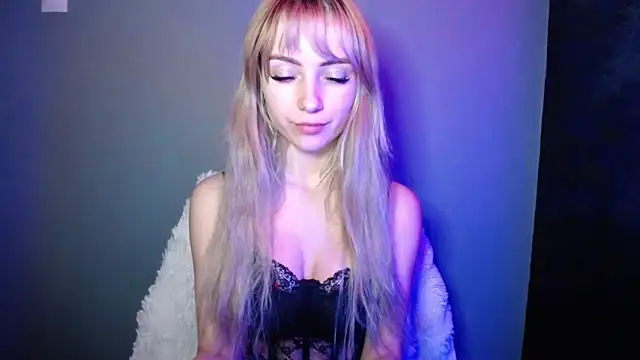 LuciaYoung online show from 12/21/25, 07:37