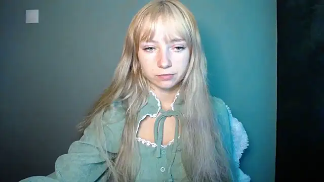 Snapshot of LuciaYoung chatting on 09/16/25, 06:20 LuciaYoung online show from 09/16/25, 06:20