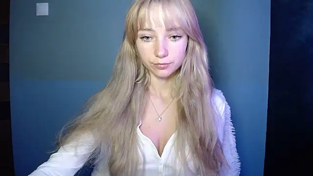 Snapshot of LuciaYoung chatting on 10/11/25, 05:19 LuciaYoung online show from 10/11/25, 05:19