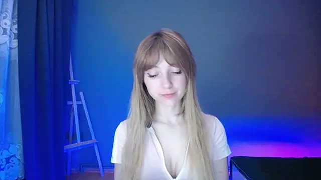 Snapshot of LuciaYoung chatting on 03/09/25, 10:19 LuciaYoung online show from 03/09/25, 10:19