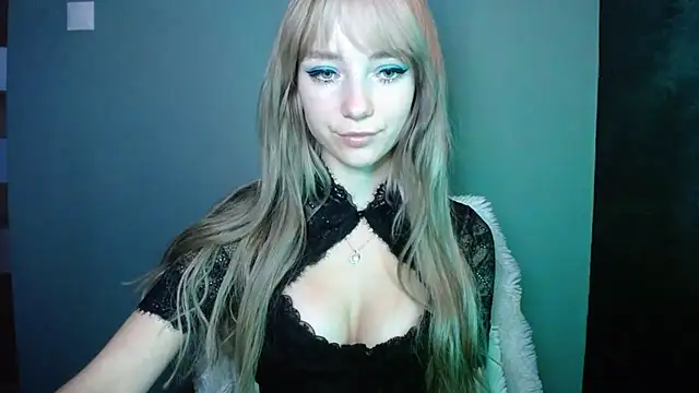 Snapshot of LuciaYoung chatting on 10/15/25, 06:22 LuciaYoung online show from 10/15/25, 06:22