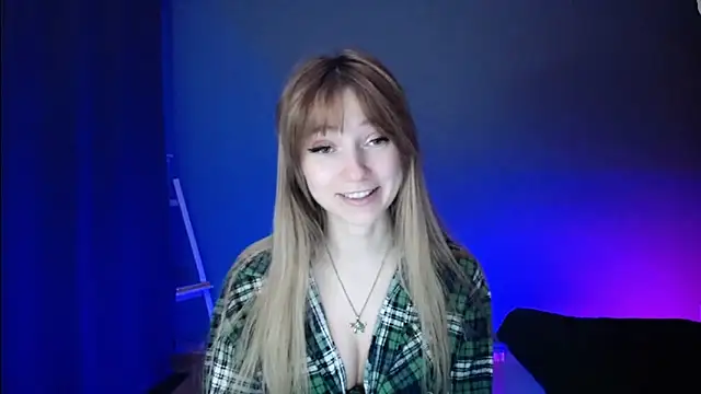 Snapshot of LuciaYoung chatting on 03/10/25, 07:40 LuciaYoung online show from 03/10/25, 07:40