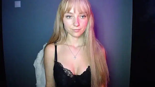 Snapshot of LuciaYoung chatting on 09/25/25, 06:58 LuciaYoung online show from 09/25/25, 06:58