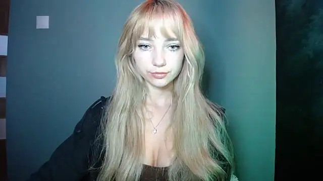 Snapshot of LuciaYoung chatting on 10/07/25, 06:36 LuciaYoung online show from 10/07/25, 06:36