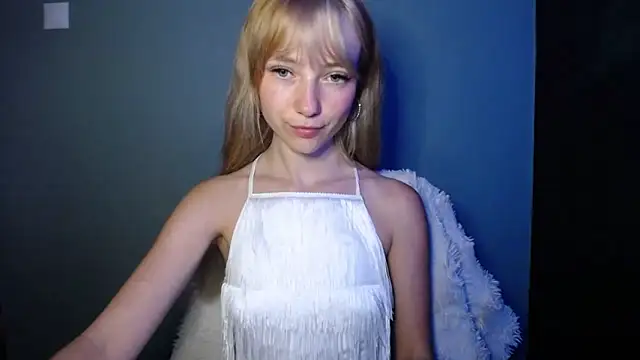 Snapshot of LuciaYoung chatting on 09/12/25, 06:24 LuciaYoung online show from 09/12/25, 06:24