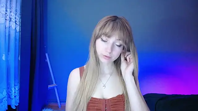 Snapshot of LuciaYoung chatting on 03/05/25, 10:21 LuciaYoung online show from 03/05/25, 10:21