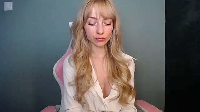 LuciaYoung online show from 04/13/26, 06:39