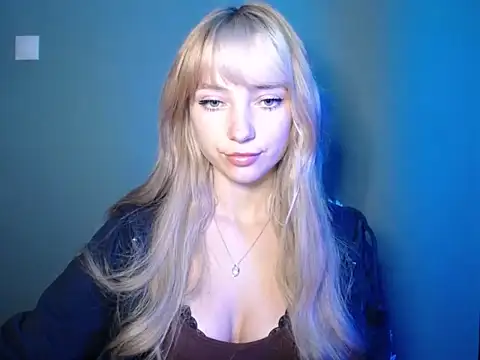 Snapshot of LuciaYoung chatting on 10/06/25, 06:30 LuciaYoung online show from 10/06/25, 06:30